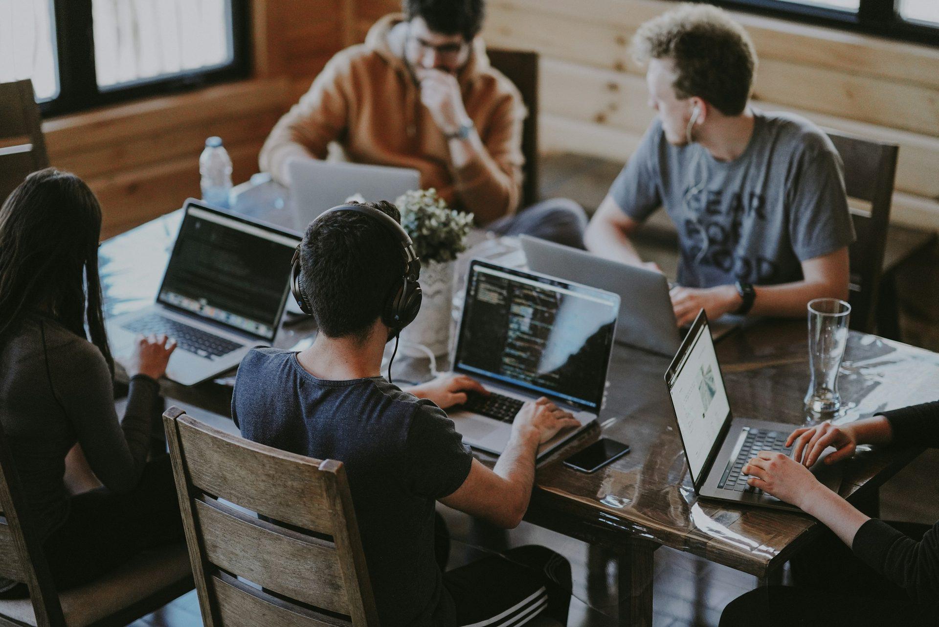 Attirer les talents tech en PME : Le guide 2026 pour rivaliser avec les grands groupes